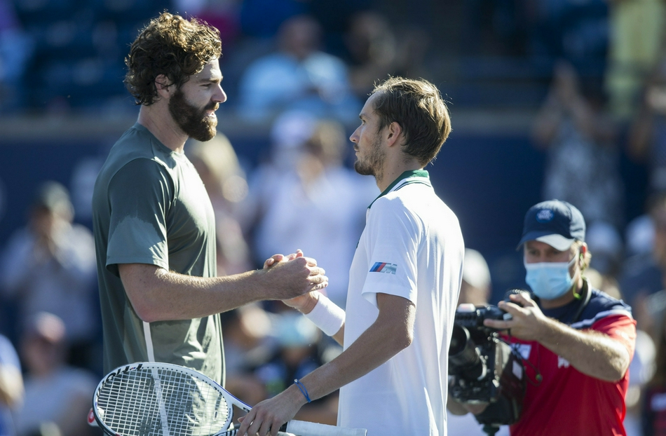 拉沃尔杯险胜法网,梅德韦杰夫统治全场 拉沃尔杯险胜法网,梅德韦杰夫统治全场
