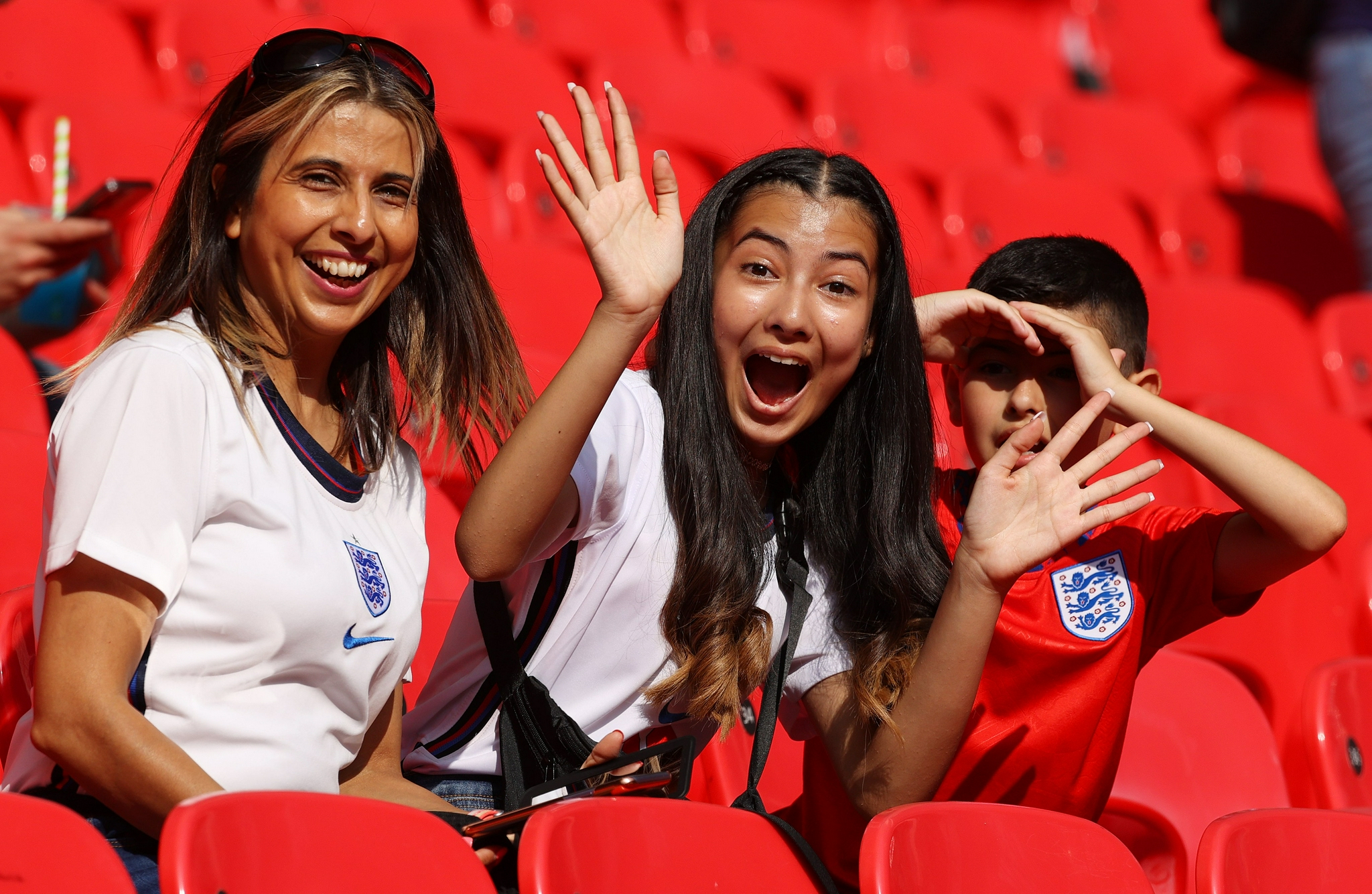 爱游戏tv-英格兰队完胜波兰队,许昕扛起全队