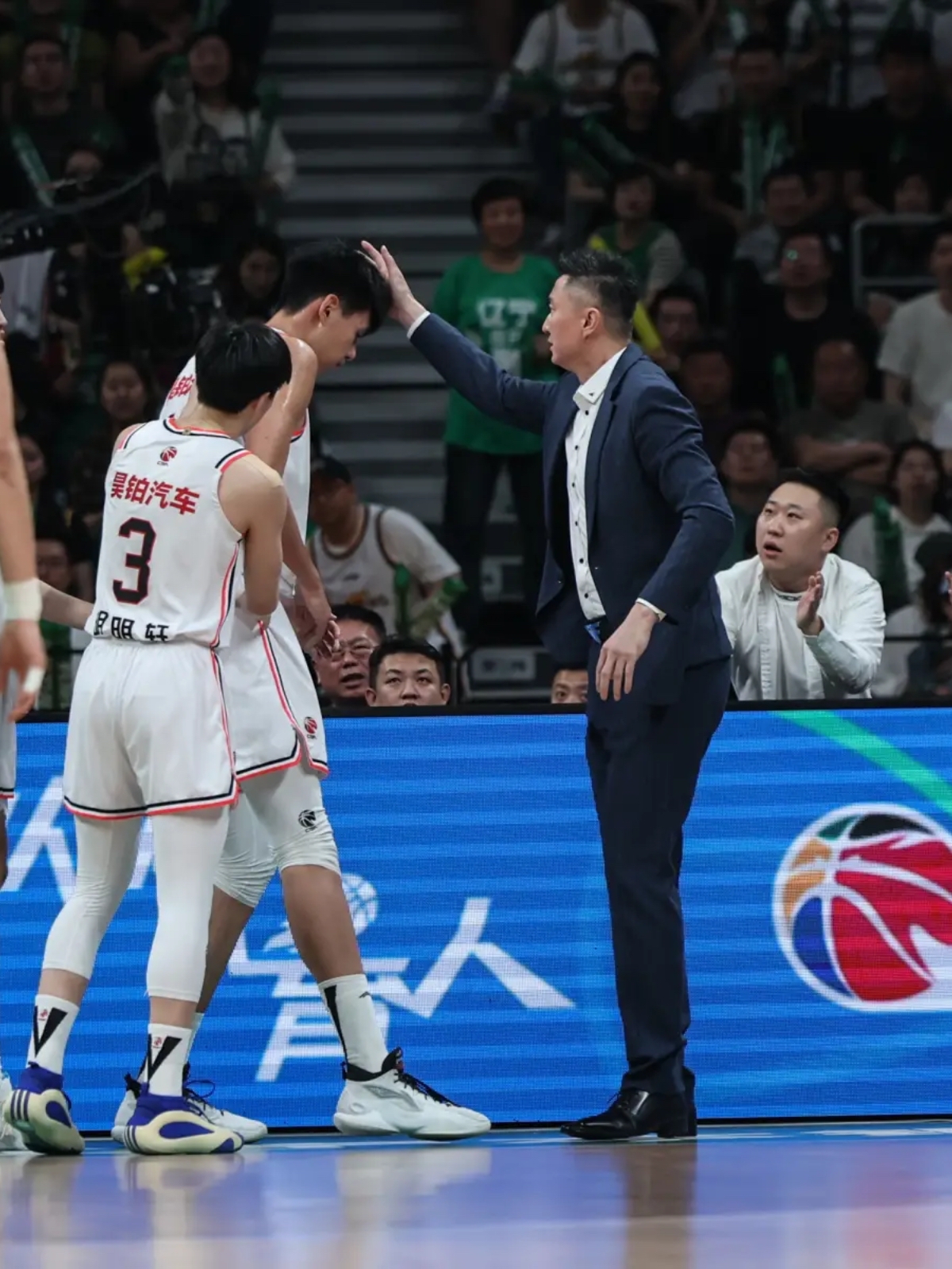 爱游戏下载-新疆队碾压广东队,张镇麟统治全场